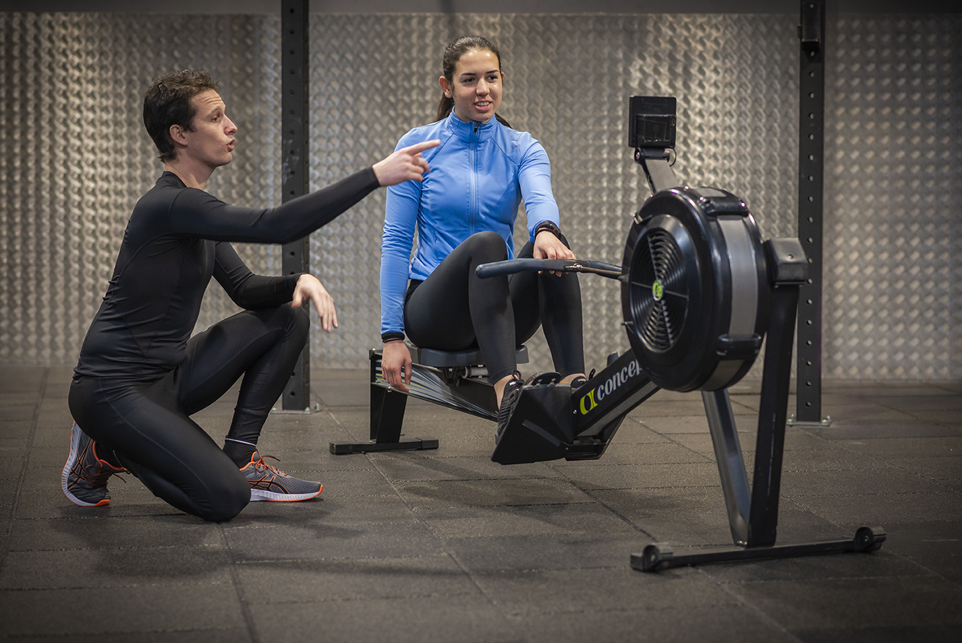 William indique une information sur le moniteur.