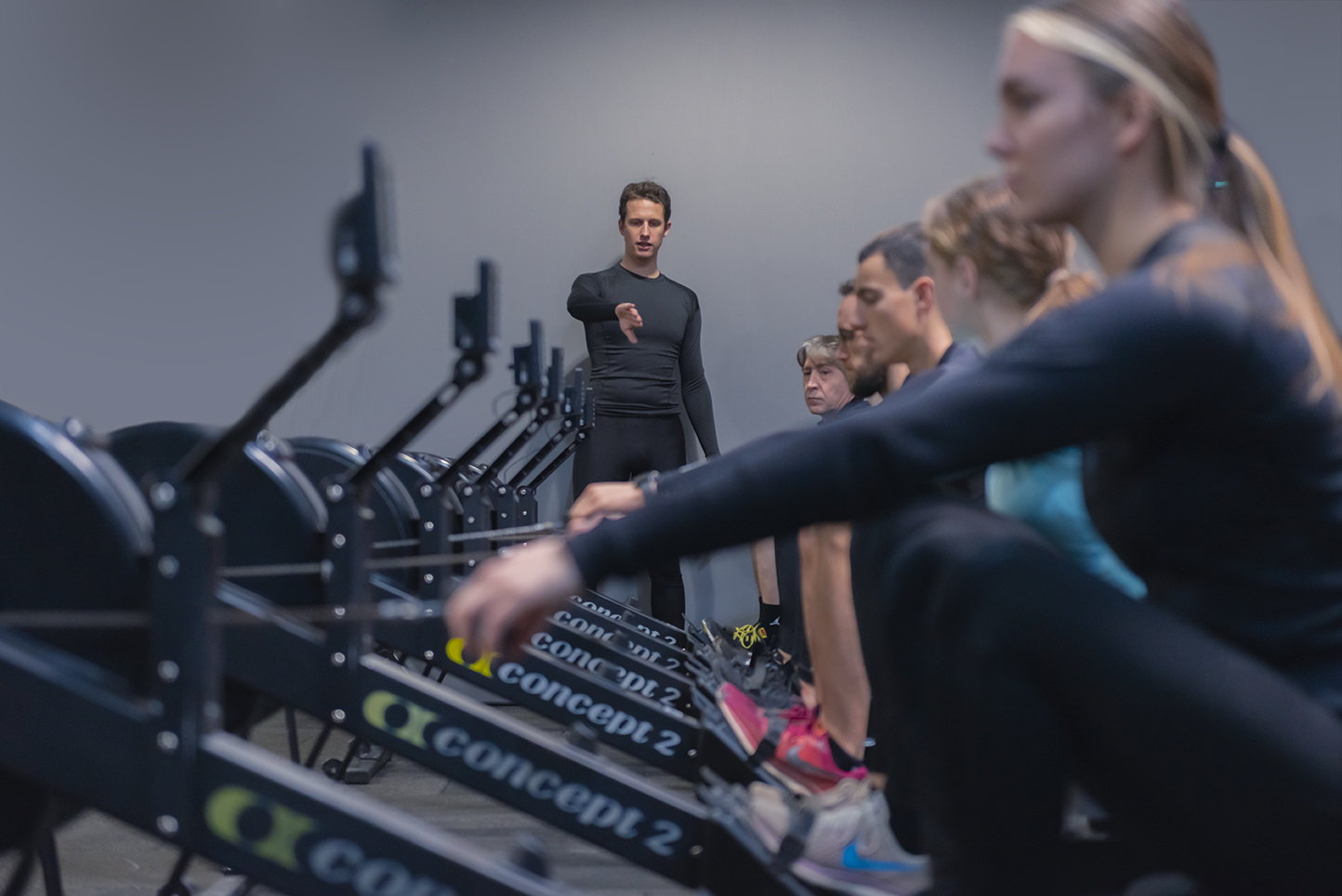 Plusieurs personnes en train de ramer côte à côte.