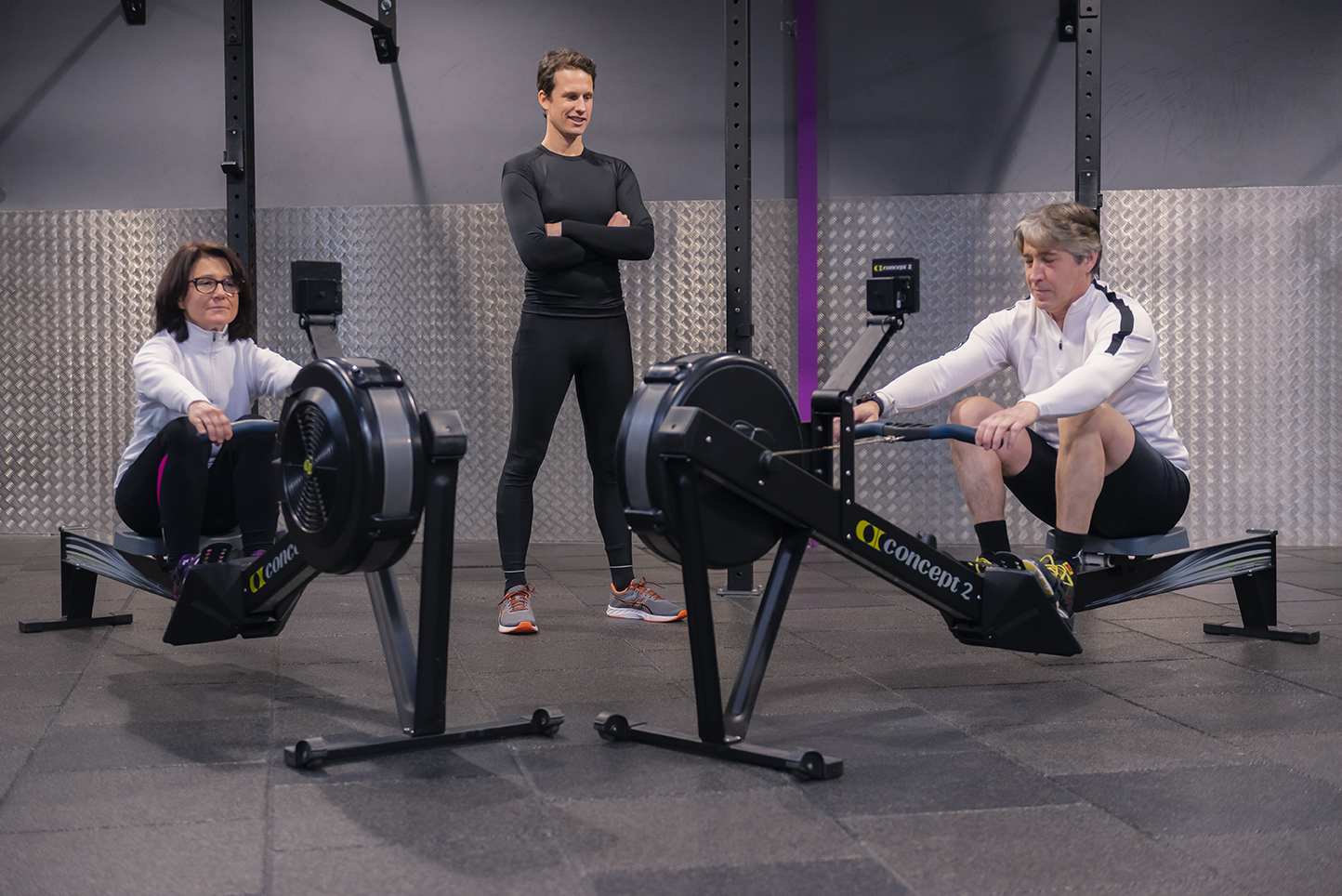 William conseille deux personnes en train de ramer.