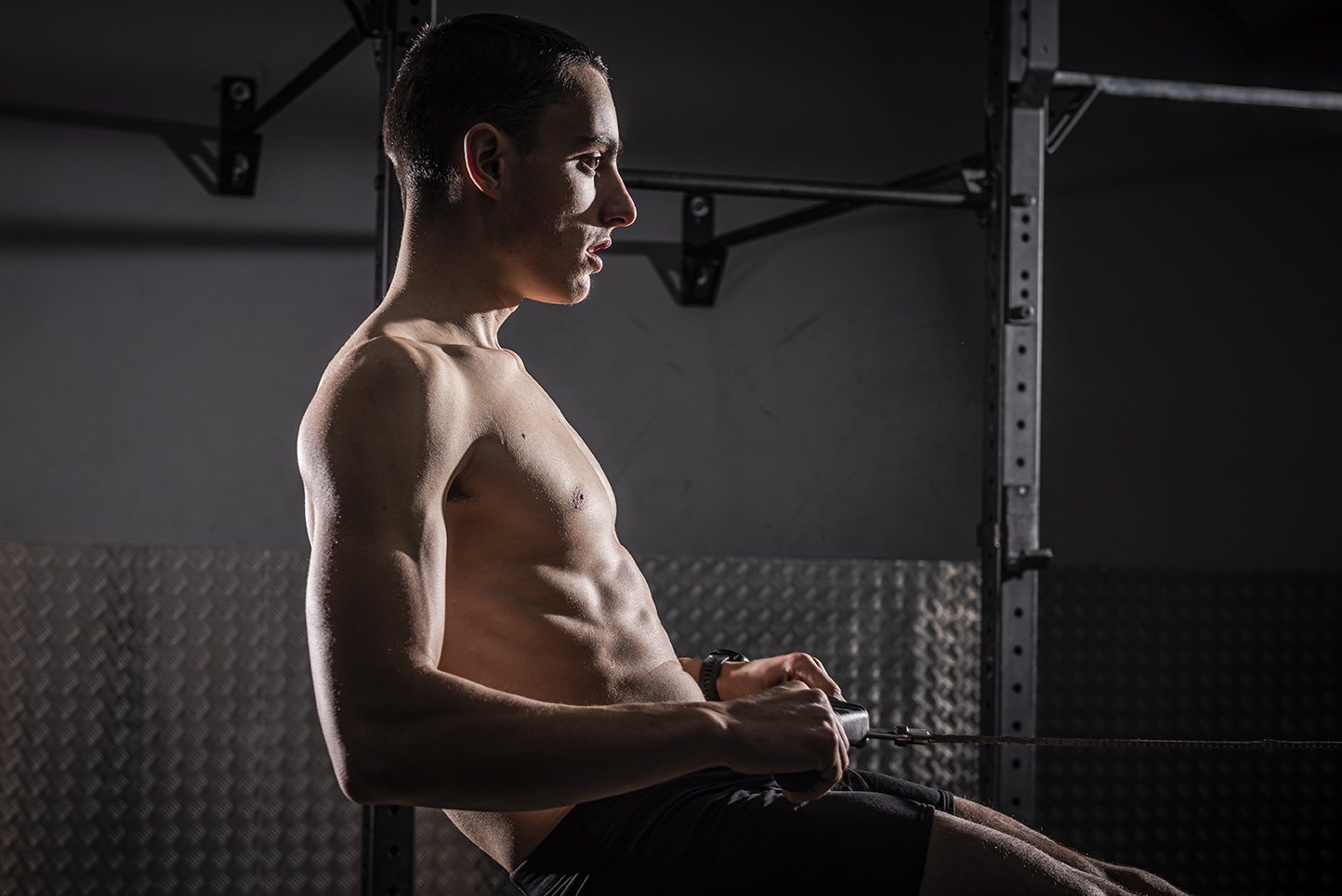 Un homme travaille sur rameur