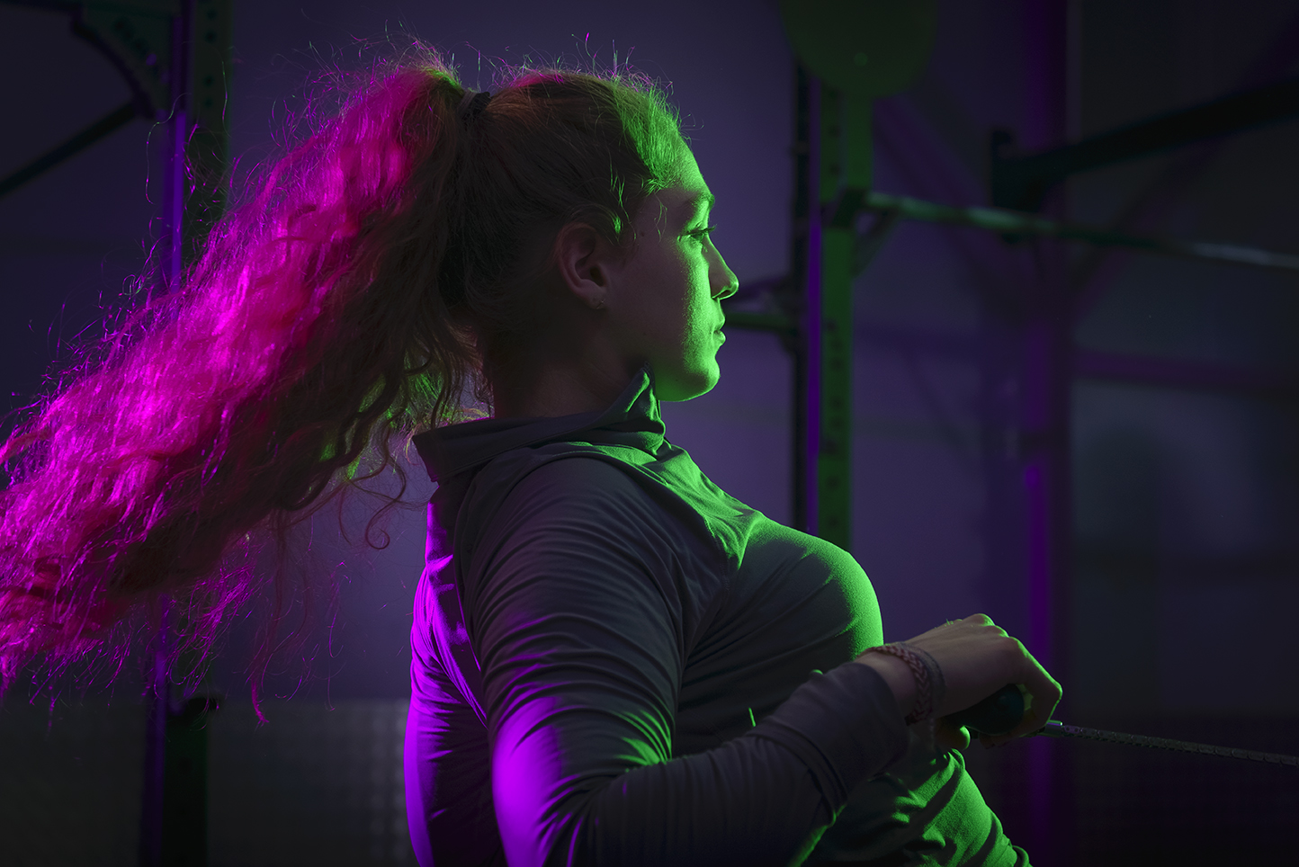 Une femme fait de l'aviron indoor.